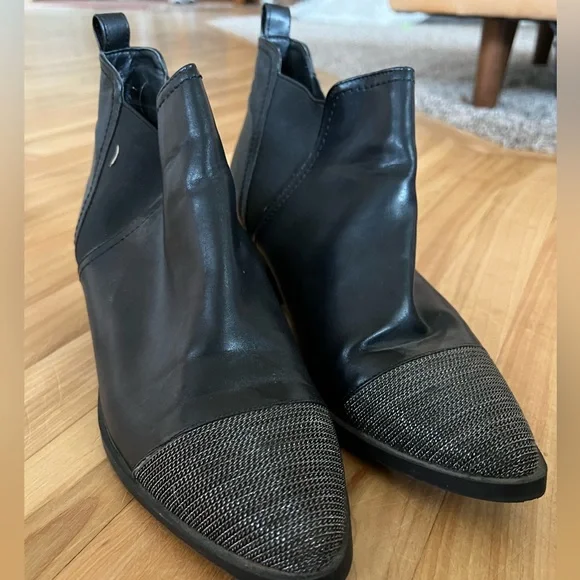 Black Booties w Chain Detailing on Toe Women’s Size 10 - Picture 2 of 4